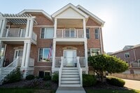 Building Photo - Live steps from Lake Michigan in this spac...