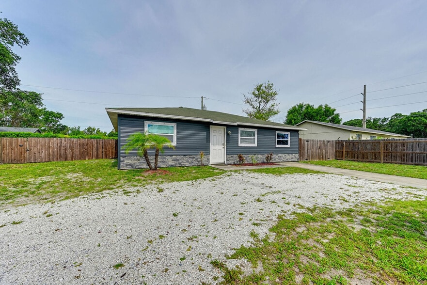 Building Photo - 1555 N Tuttle Ave