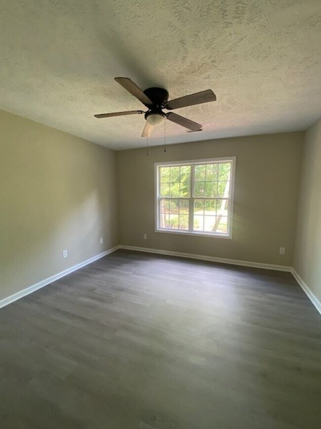 Building Photo - Welcome to this charming 3-bedroom, 2-bathroom home located in the vibrant city of Wilmington, NC.