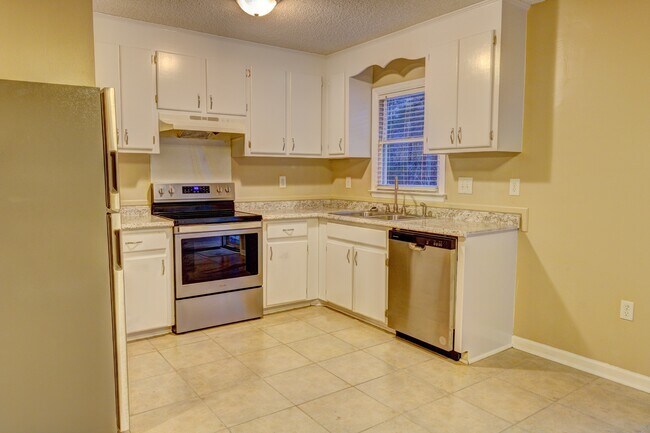 Building Photo - 334 Pine Ave