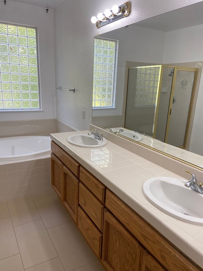 Building Photo - Large 4 bdrm 3 bath in Broadstone