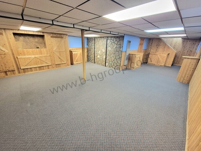 Building Photo - Great Location!