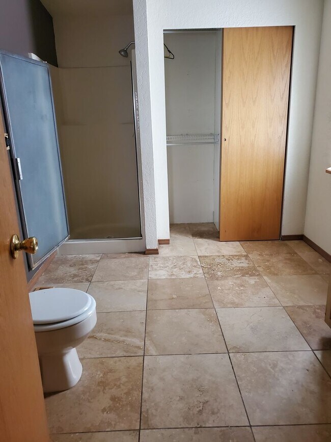 Building Photo - 3 Bedroom Home with Large Shop and Additional 2 Car Garage