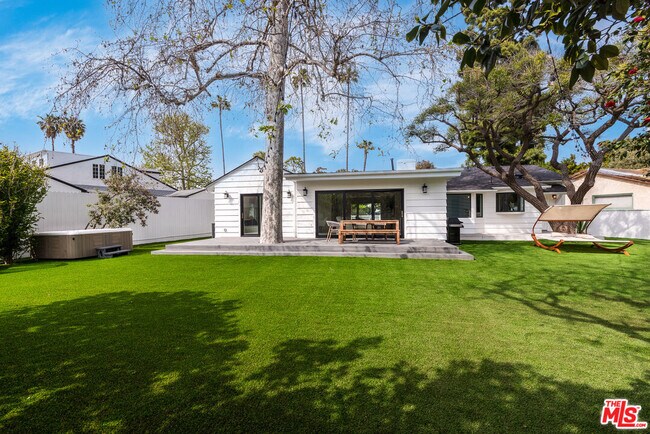 Building Photo - 527 S Bentley Ave