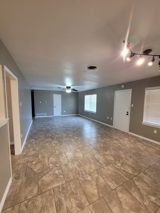 Building Photo - Move in ready 3 bed 2 bath home with 2 car...