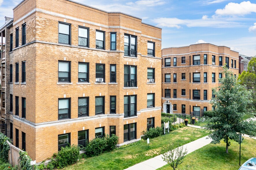 Primary Photo - Renovated Units Blocks From The Lake and Downtown Evanston!