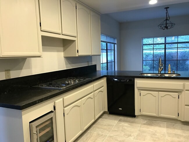 Building Photo - 4 Bedroom, 2.5 Bath House w/2 Garages on 1...