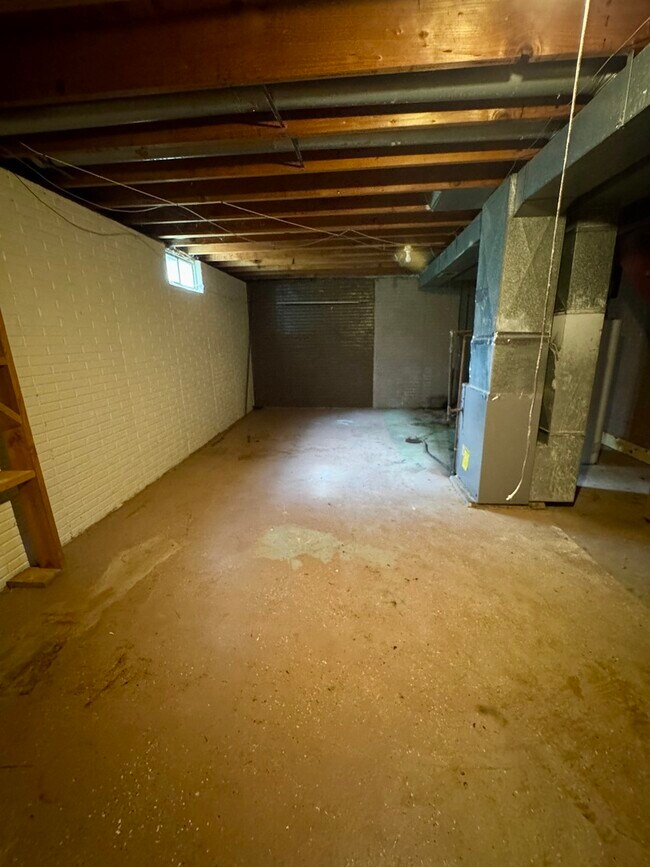 Building Photo - 629 W 64th St