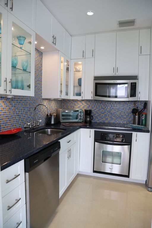 Front Kitchen stainless steel appliances - 1535 Jackson St