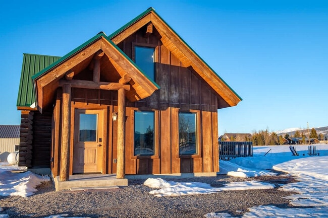 Building Photo - 5077 Pine Dr