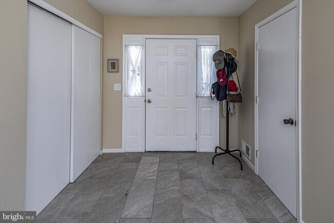 Building Photo - 27 Richards Rd