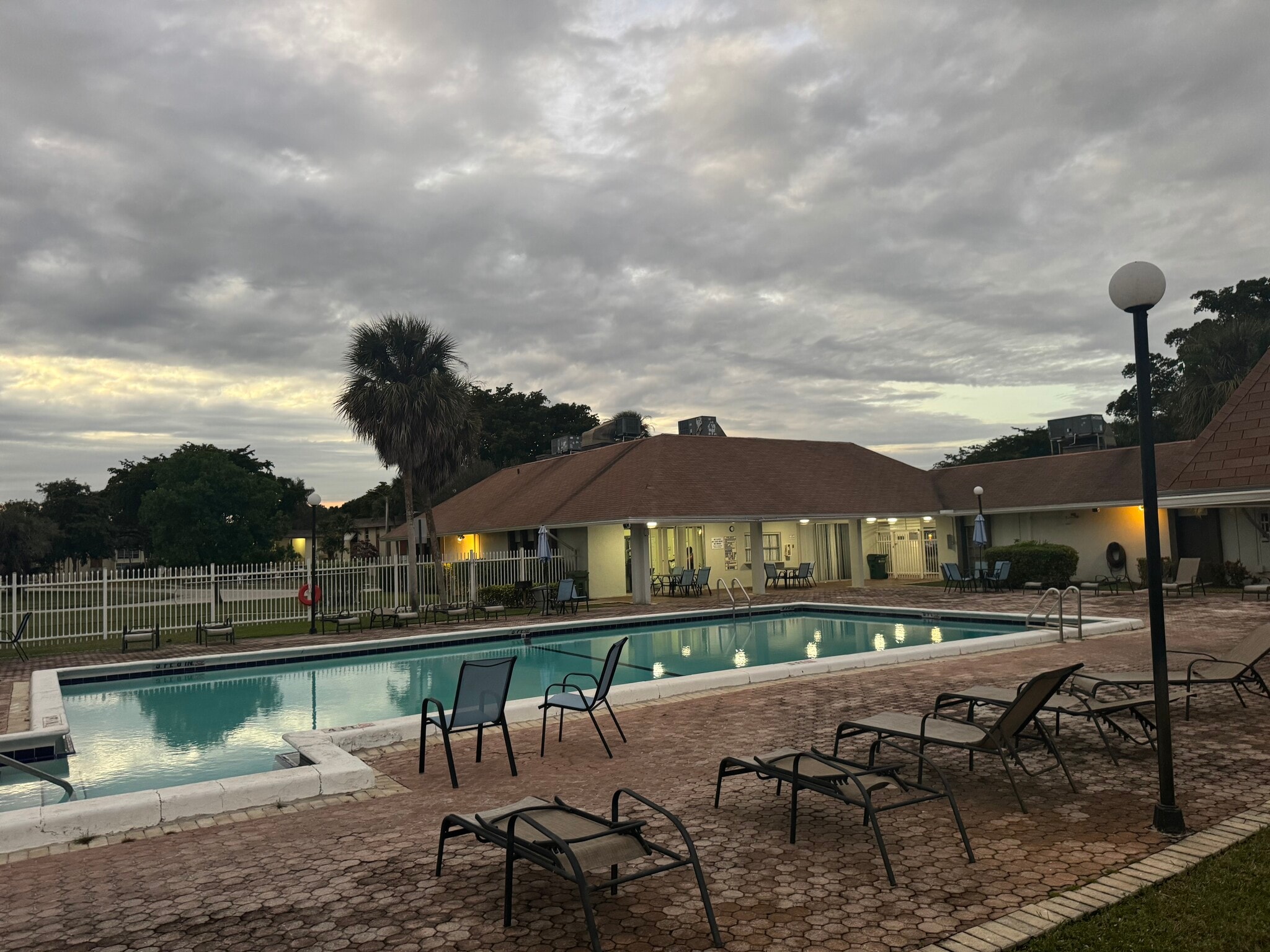 Building Photo - 5482 Lakewood Cir S