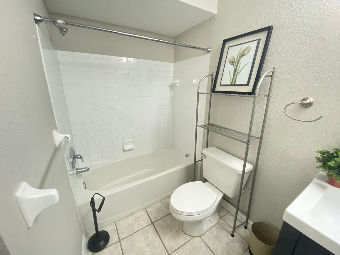 Building Photo - Stylish Orlando Condo in Gated Community –...