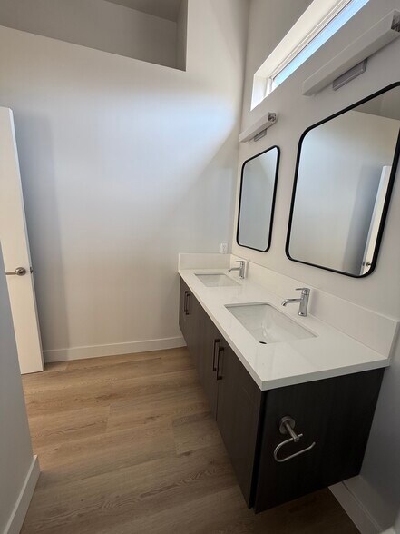 Master Bathroom - 45233 Mays Ct