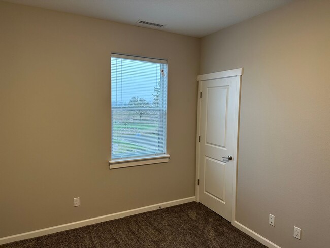 Building Photo - 418 /201 Duplex