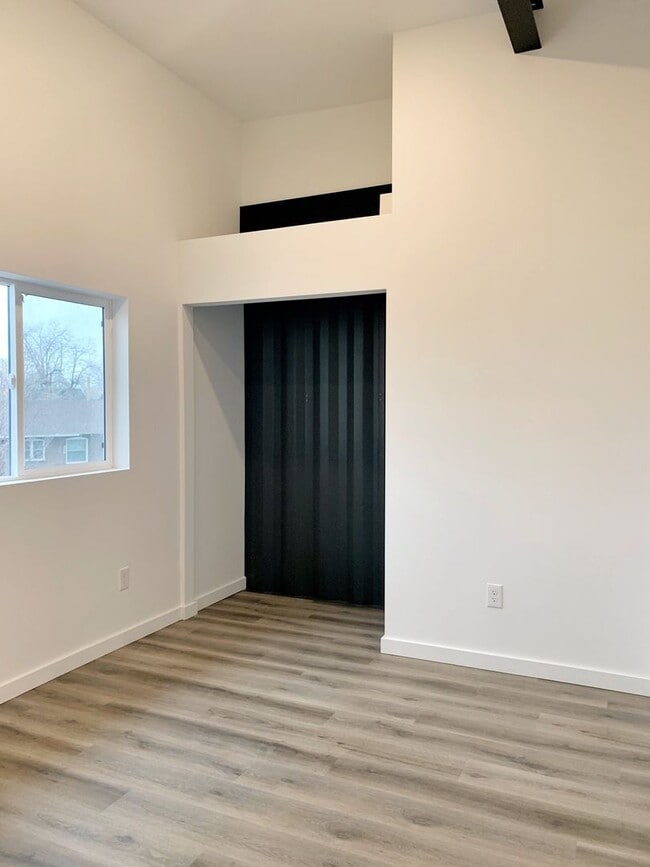 Building Photo - 451 Holcomb Ave
