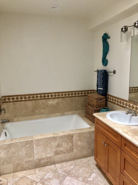 Main bathroom tub - 210 Whiting St