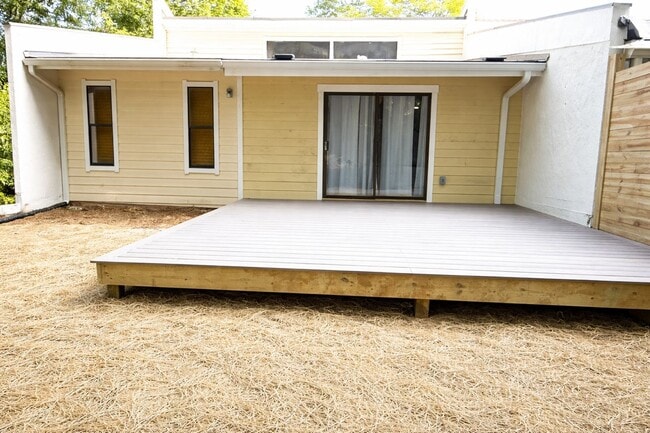 Building Photo - 3 Bedroom Townhome located walking distance to Downtown Woodstock!