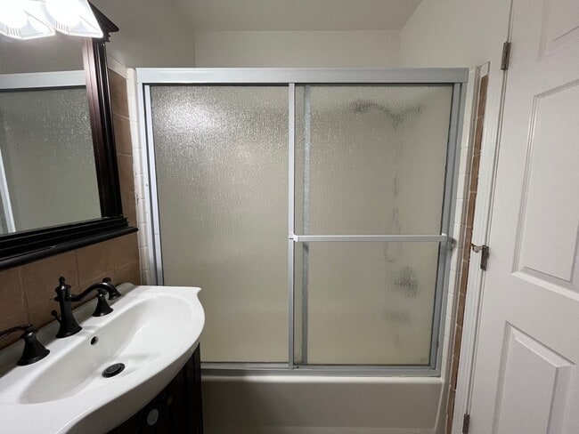 Building Photo - Country Property - ALL UTILITIES INCLUDED