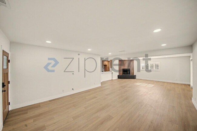 Building Photo - Unit