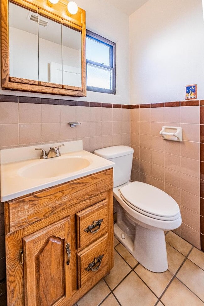 Building Photo - 624 Adams St NE