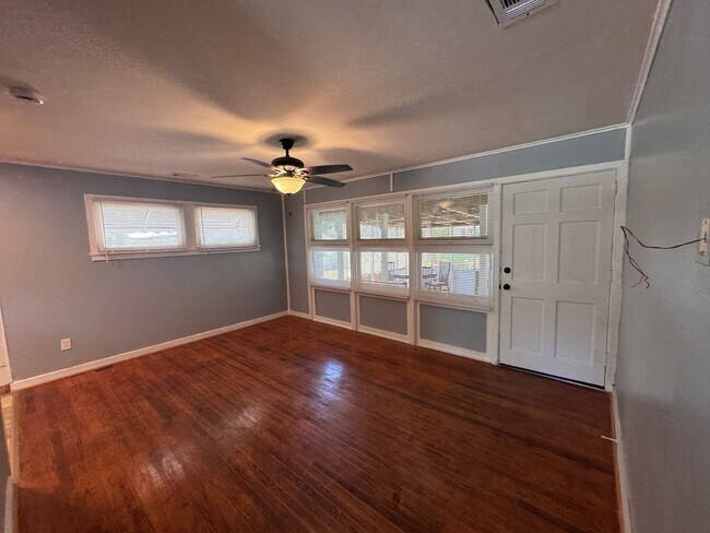 Building Photo - 413 Dell Dr