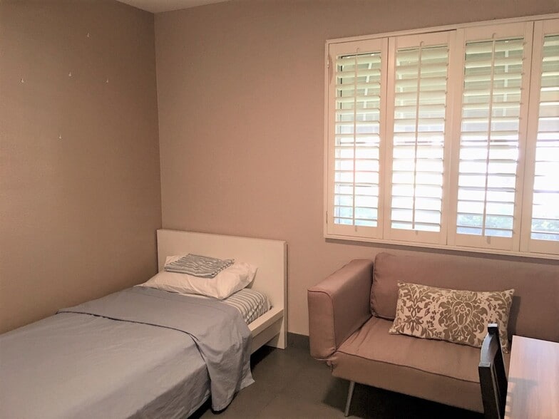 Bedroom 2 with single bed - 137 Weatherstone Dr