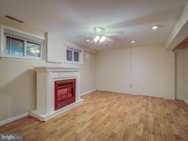 Building Photo - 514 S Henry St