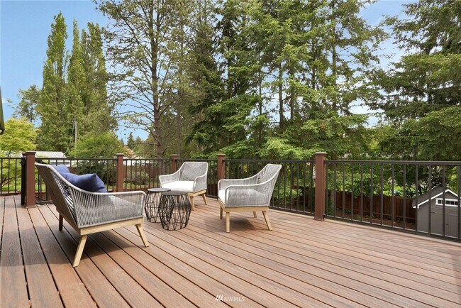 Building Photo - Spacious 5 Bed 3 Bath Home with In-Law Suite and huge yard in Olympic Hills