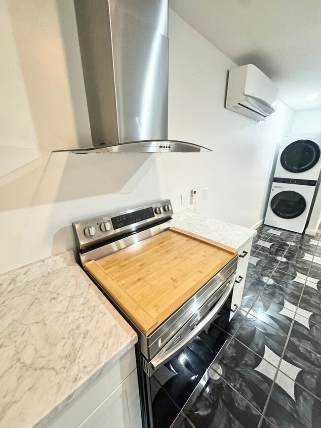 Building Photo - Charming/updated studio in North Highlands!