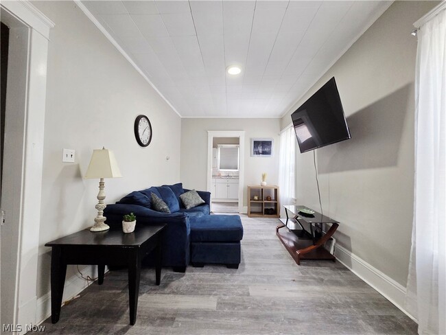 Building Photo - 10415 Bernard Ave