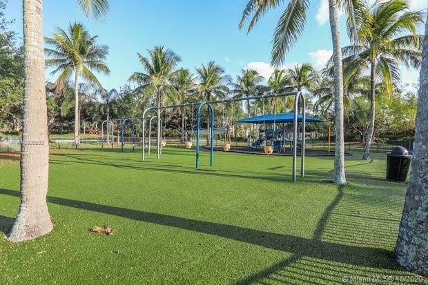 Building Photo - 2560 Jardin Manor