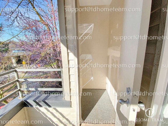 Building Photo - Luxurious 1-Bedroom Condo with Scenic Views and Modern Amenities in Bellevue, WA!