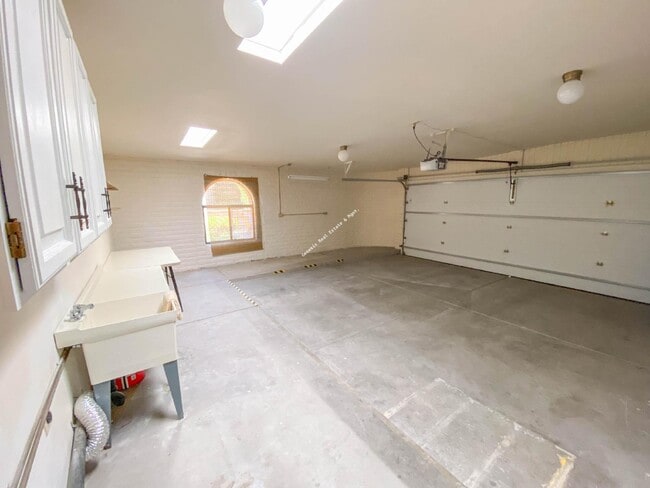 Building Photo - "Charming 2-Bed, 2-Bath Townhouse with Cozy Fireplace in Tucson's Scenic Sunrise Territory neighb...