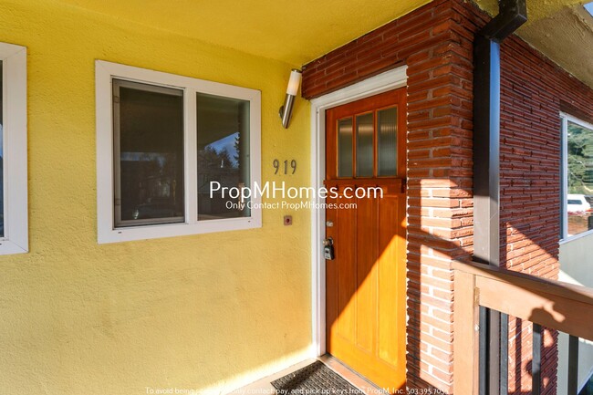 Primary Photo - Beautiful Two Bedroom Apartment on Rosemon...