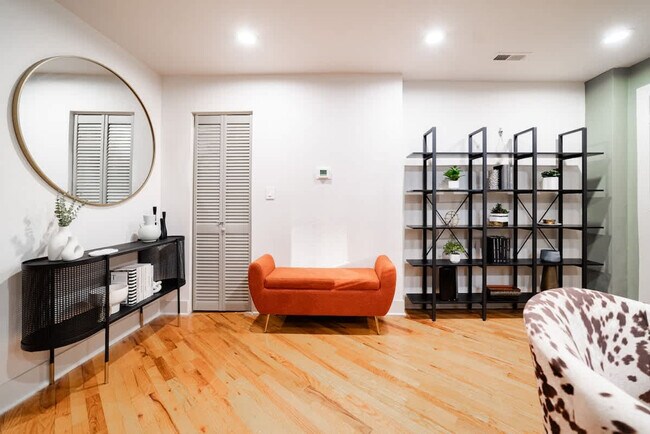 Building Photo - 1638 N Western Ave