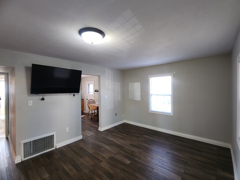 Building Photo - 5215 N Glen Elm Dr