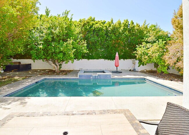 Building Photo - 5/3 Stunner in Cathedral City