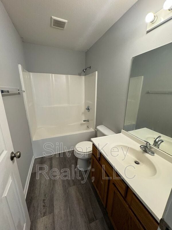 Building Photo - 250 Willow Creek Drive