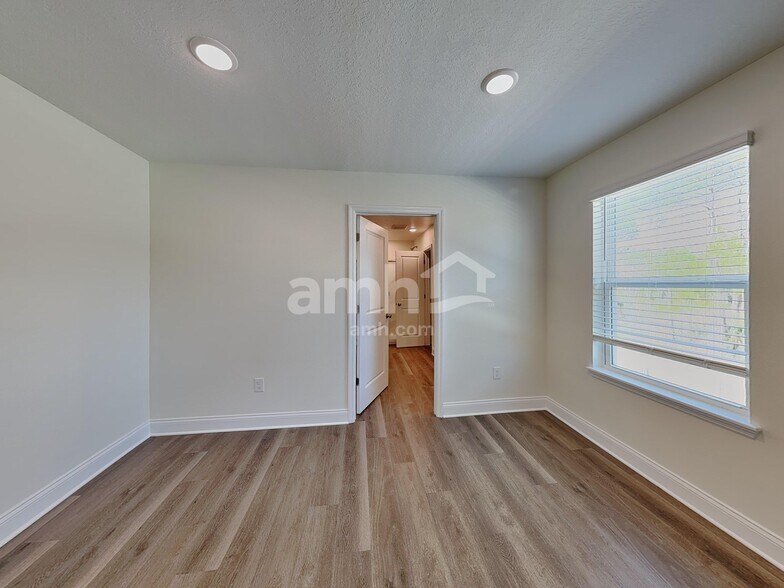 Building Photo - 2550 Feather Crst Dr