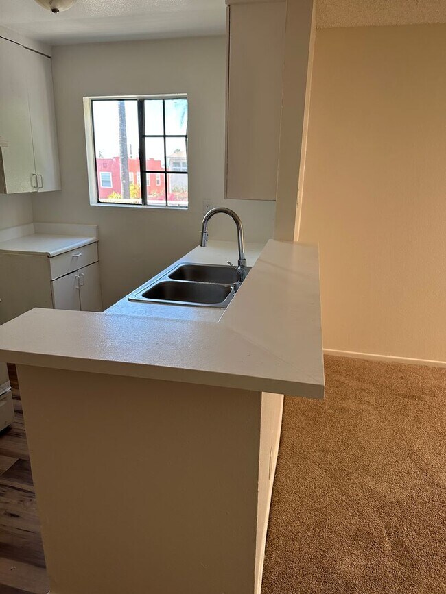 Building Photo - 2-Bedroom First-Floor Condo with Utilities Included in Los Angeles!
