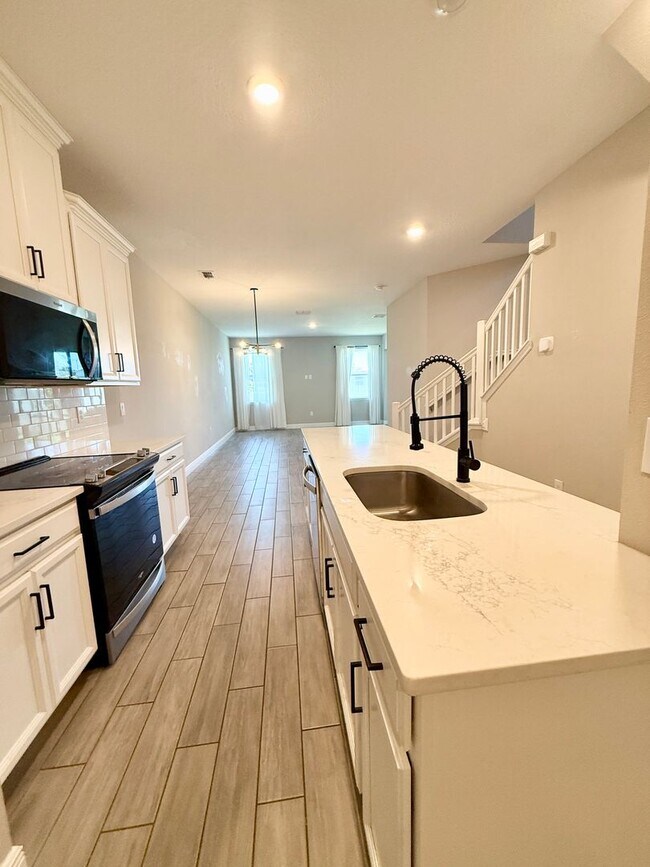 Building Photo - 5282 Neil Dr