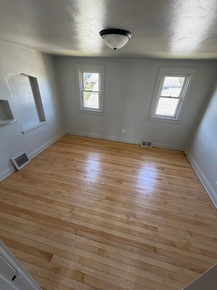 Building Photo - 2213 S 74th St