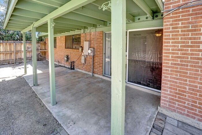 Building Photo - EASTSIDE-3 bedroom, 2 bath home