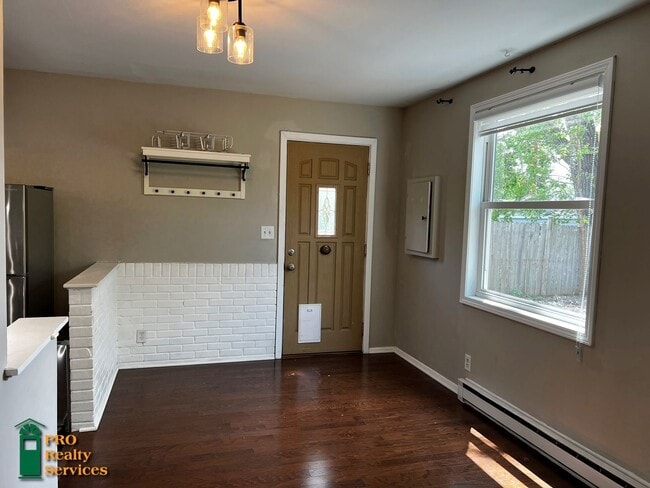 Building Photo - 3 Bedroom Bungalow in St. Louis Park