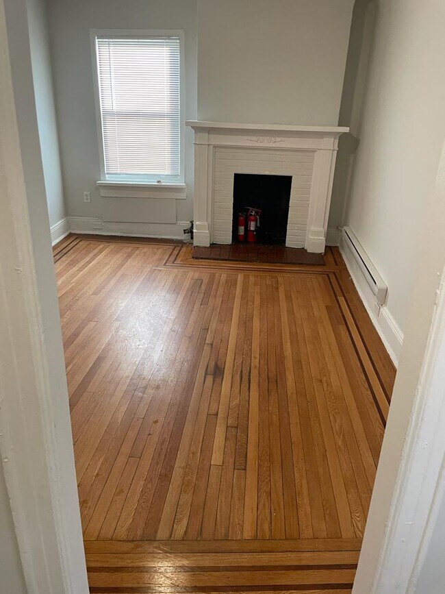 Building Photo - 337 3rd St