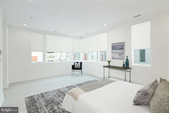 Building Photo - 142 S Front St