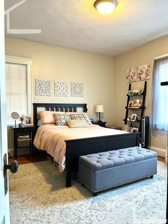 Building Photo - HUGE 3 bed duplex in the heart of Oak Square!