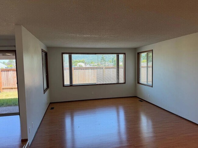 Building Photo - 1422 Lawnridge Ave