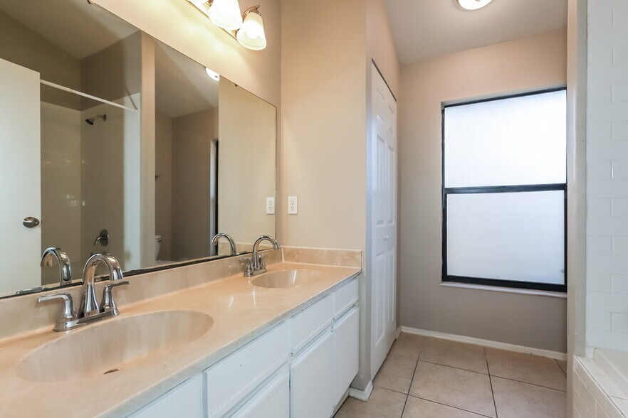 Building Photo - 2416 Kenwick Dr